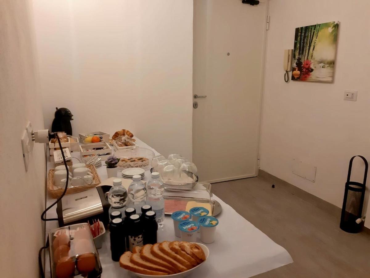 A Due Passi Da Bed & Breakfast Genoa Bagian luar foto