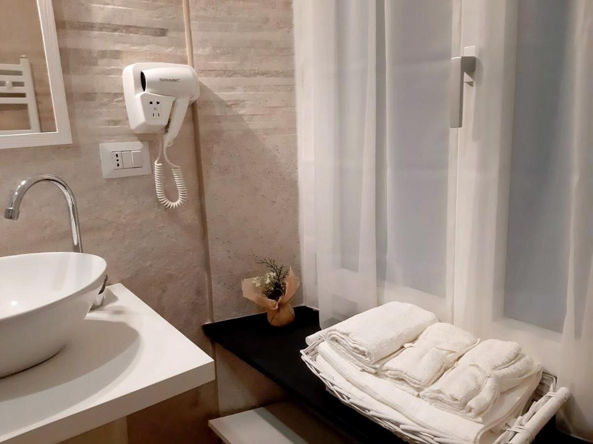 A Due Passi Da Bed & Breakfast Genoa Bagian luar foto